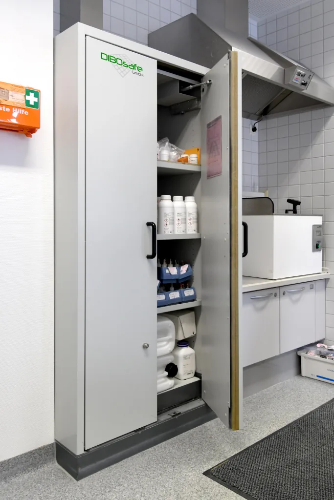 Gefahrstoffschrank mit DIBOsafe Flächenüberwachung
