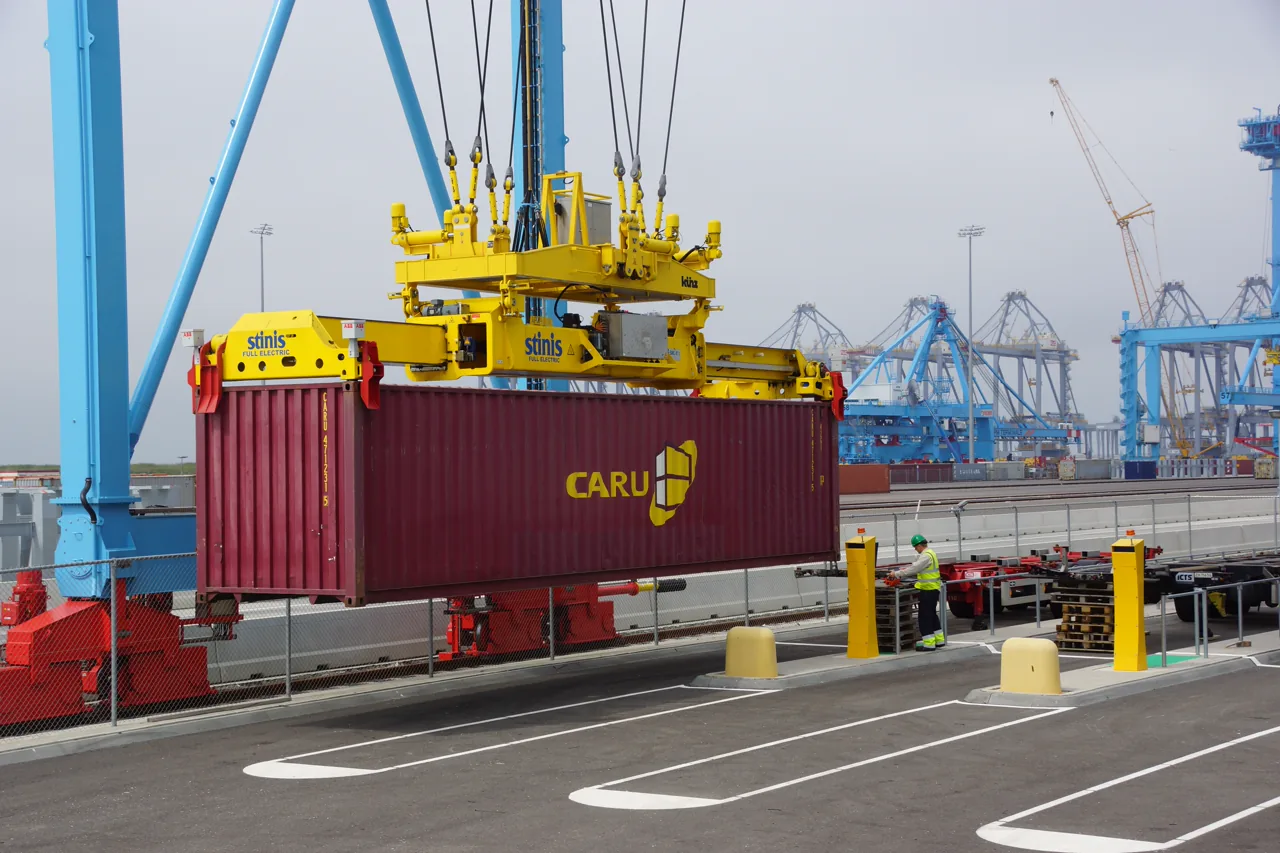 Überseecontainer im Hafen